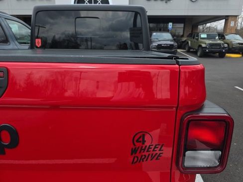 Used 2022 Jeep Gladiator Willys image 16