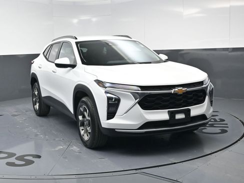 Certified 2025 Chevrolet Trax LT w/ Driver Confidence Package image 3