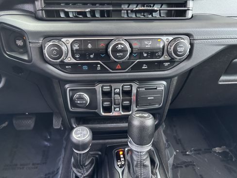 Used 2024 Jeep Wrangler Unlimited Sahara AWD/4WD image 18