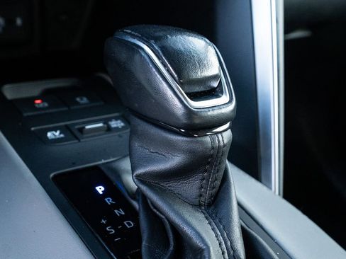 Used 2022 Toyota Venza LE image 24