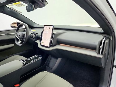 New 2025 Volvo EX30 Plus w/ Protection Package Premier image 17