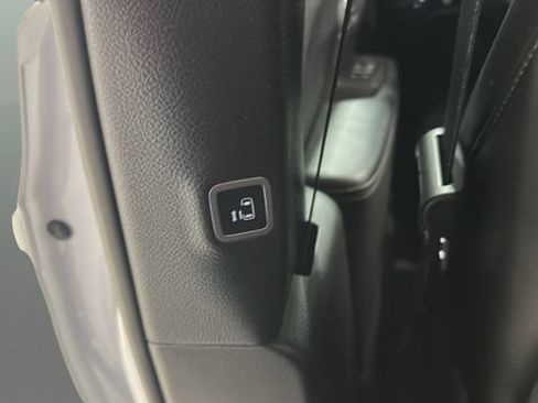 Used 2024 Chrysler Pacifica Limited FWD image 24