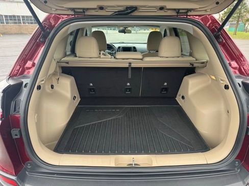 Used 2019 Jeep Cherokee Latitude w/ Cold Weather Group image 10