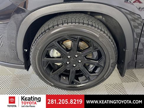 Used 2023 Toyota Highlander LE FWD image 31