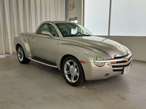 Used 2005 Chevrolet SSR w/ Preferred Equipment Group RWD image 4