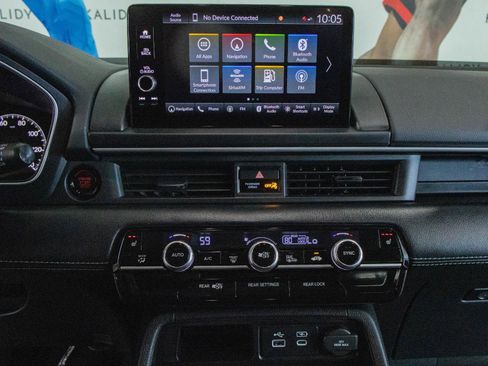 Used 2025 Honda Pilot Touring image 4