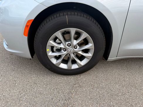 New 2026 Chrysler Pacifica Limited image 34