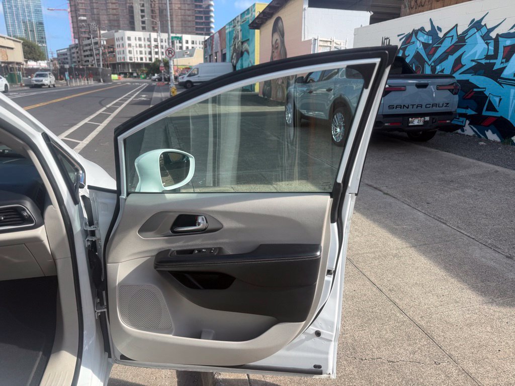 Used 2022 Chrysler Pacifica Touring-L FWD image 9