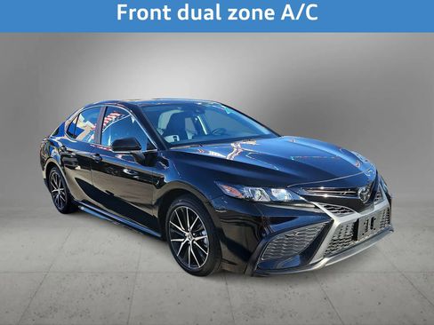 Used 2024 Toyota Camry SE image 3