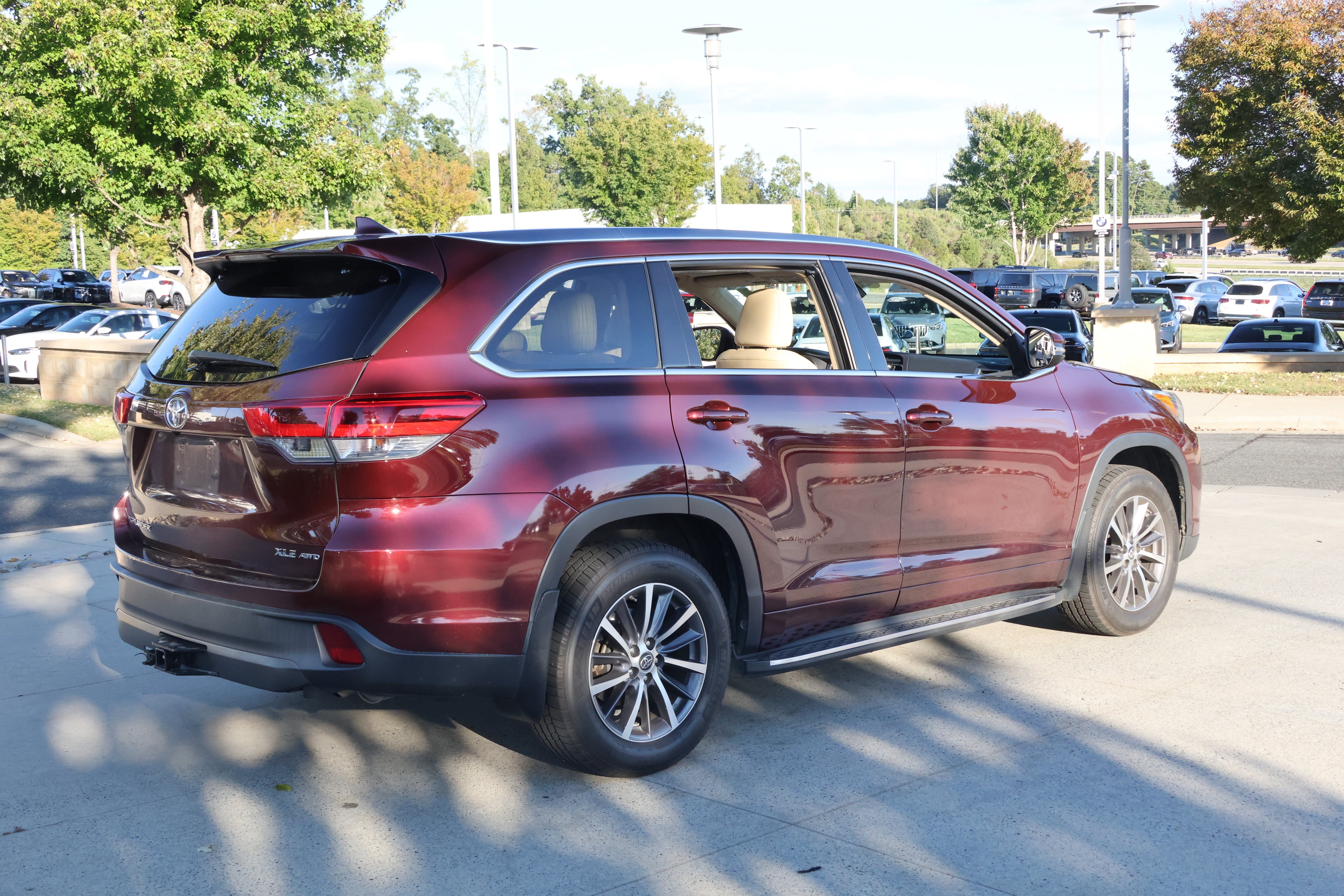 Used 2017 Toyota Highlander XLE AWD/4WD image 9