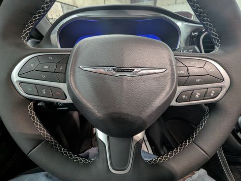 New 2026 Chrysler Pacifica Limited image 9