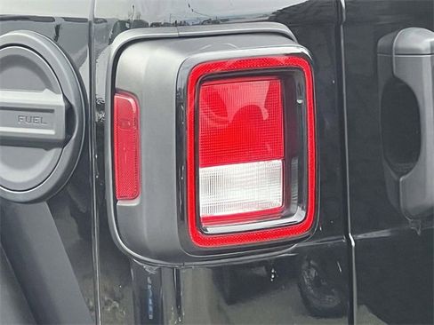 Used 2022 Jeep Wrangler Unlimited Rubicon w/ Xtreme Recon 35" Tire Package image 10