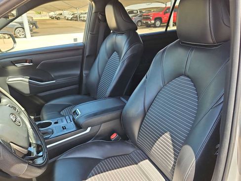 Used 2022 Toyota Highlander XSE FWD image 15