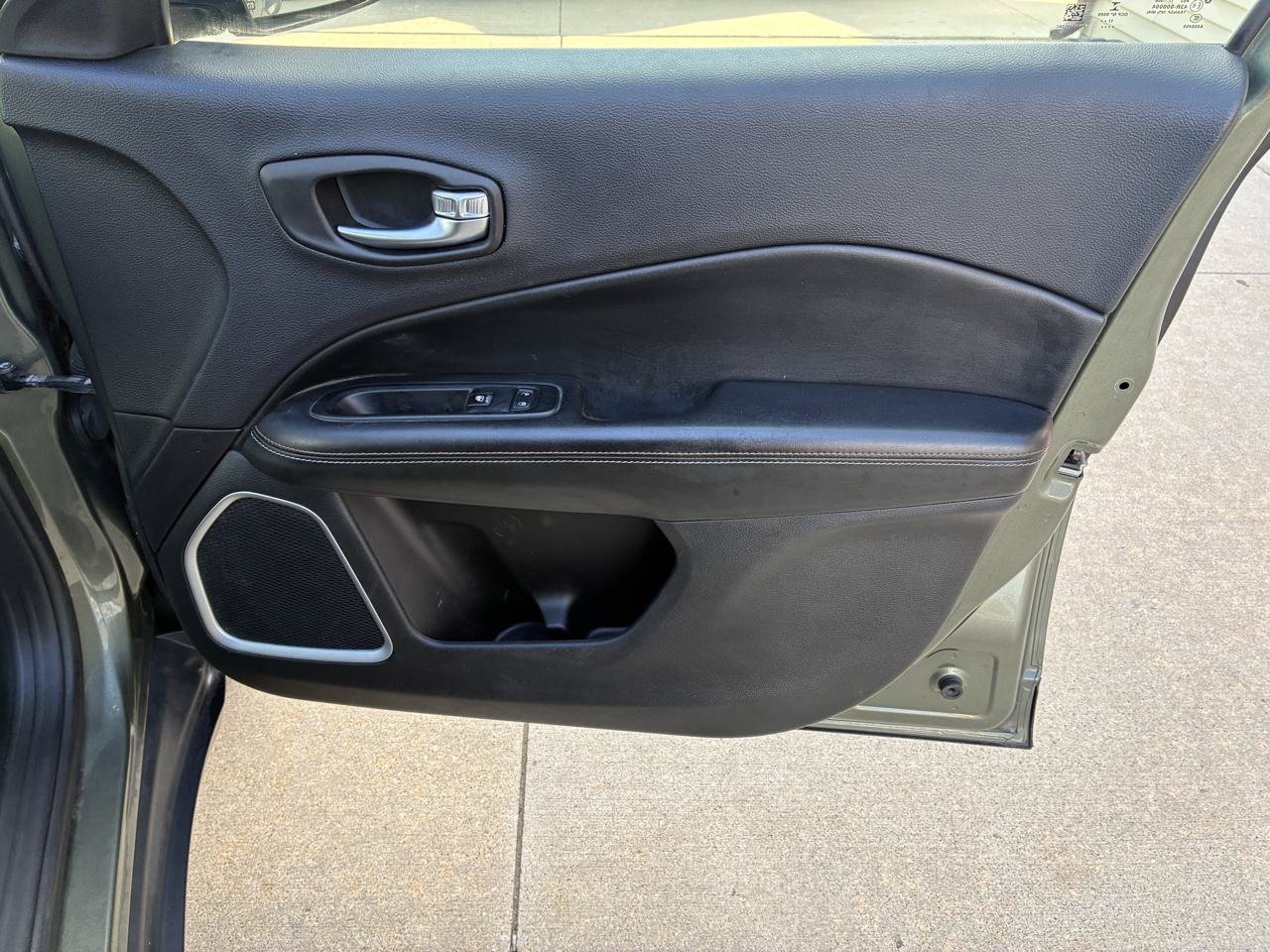 Used 2018 Jeep Compass Latitude w/ Popular Equipment Group FWD image 12