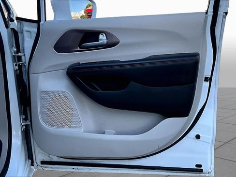 Used 2017 Chrysler Pacifica Touring-L FWD image 22