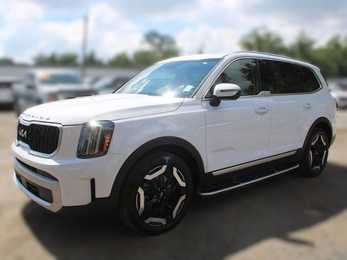 Used 2024 Kia Telluride EX w/ EX Captain's Chair Package FWD image 16