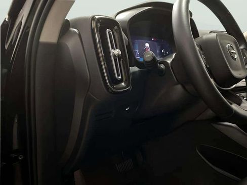 Used 2025 Volvo XC40 B5 Plus image 26