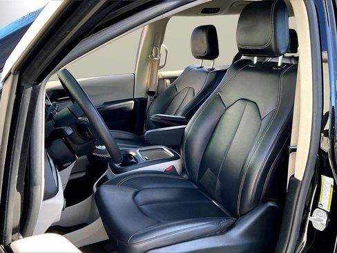 Certified 2024 Chrysler Pacifica Touring-L image 20