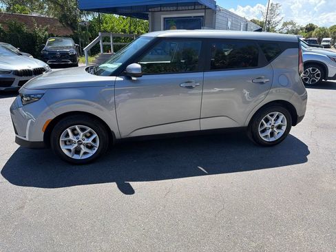 Used 2025 Kia Soul LX w/ LX Technology Package FWD image 2