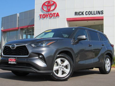 Used 2023 Toyota Highlander LE FWD image 1