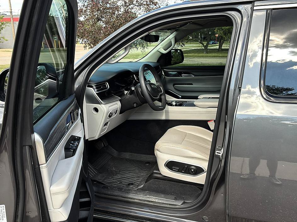 Used 2023 Jeep Wagoneer Series III w/ Preferred Equipment Group RWD image 21