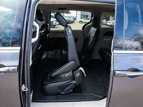 Used 2017 Chrysler Pacifica Touring-L Plus image 36