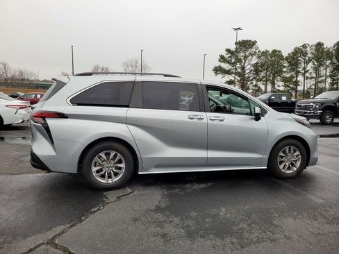 Used 2021 Toyota Sienna XLE image 14