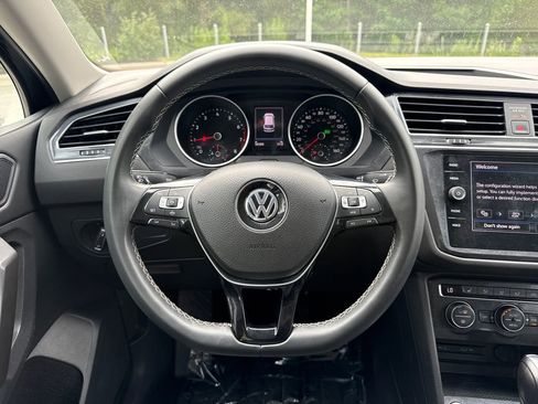 Used 2021 Volkswagen Tiguan SE FWD image 19