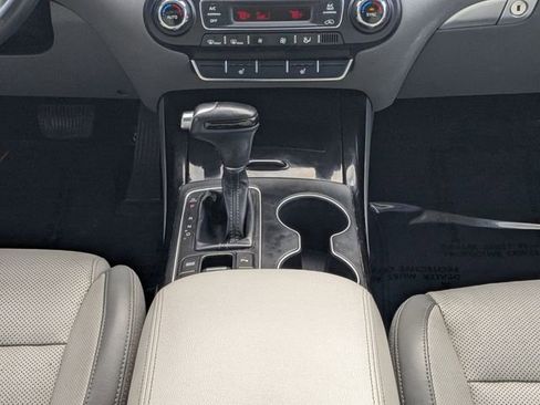 Used 2019 Kia Sorento SX image 19
