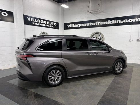 Used 2021 Toyota Sienna LE image 3
