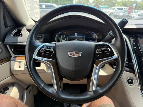 Used 2018 Cadillac Escalade ESV Luxury RWD image 32