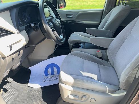 Used 2018 Toyota Sienna LE image 12