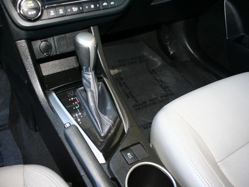 Used 2014 Toyota Corolla LE image 20