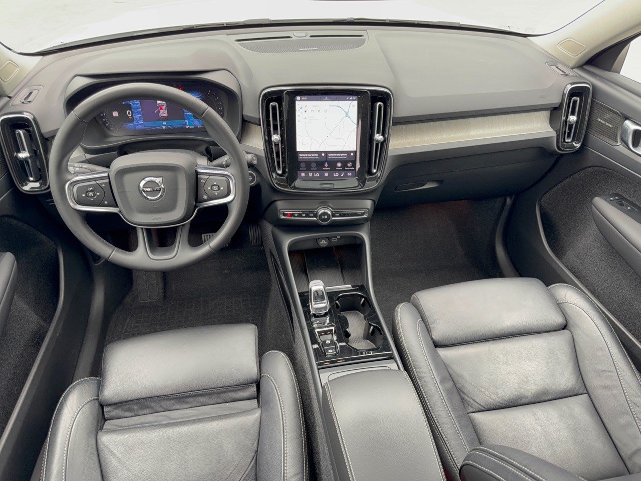 Used 2023 Volvo XC40 B5 Ultimate w/ Protection Package Premier AWD/4WD image 17