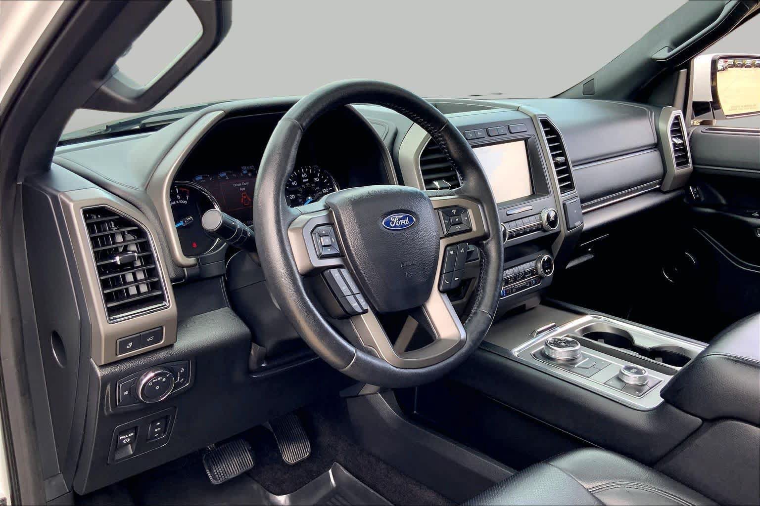 Used 2019 Ford Expedition XLT w/ Equipment Group 202A AWD/4WD image 18