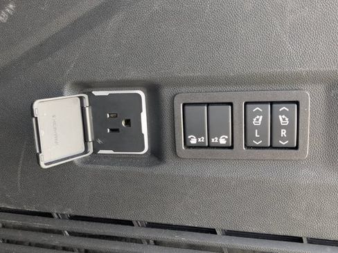 Used 2024 Chevrolet Tahoe High Country AWD/4WD image 15