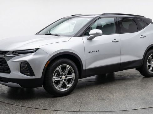 Used 2025 Chevrolet Blazer LT FWD image 3