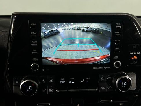 Used 2021 Toyota Highlander XLE image 17