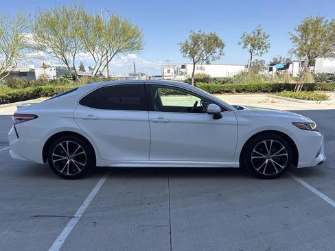 Used 2019 Toyota Camry SE w/ Carpet Mat Package FWD image 2