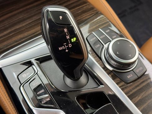 Used 2022 BMW 530e w/ Premium Package image 31