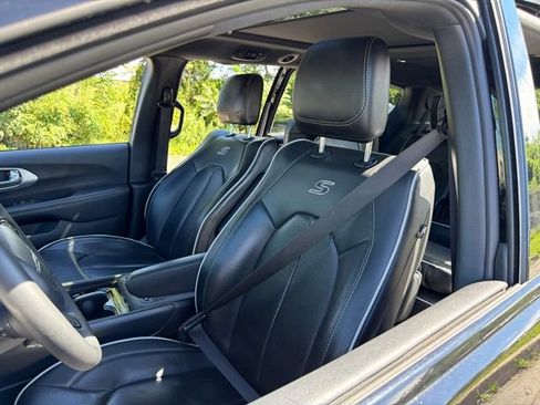 Used 2025 Chrysler Pacifica Limited FWD image 24