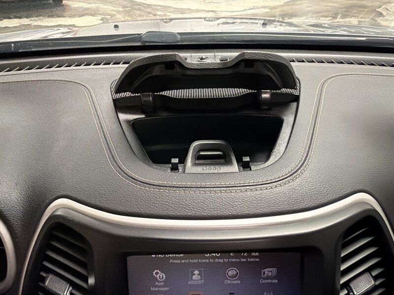 Used 2018 Jeep Cherokee Latitude Plus w/ Comfort/Convenience Group FWD image 31