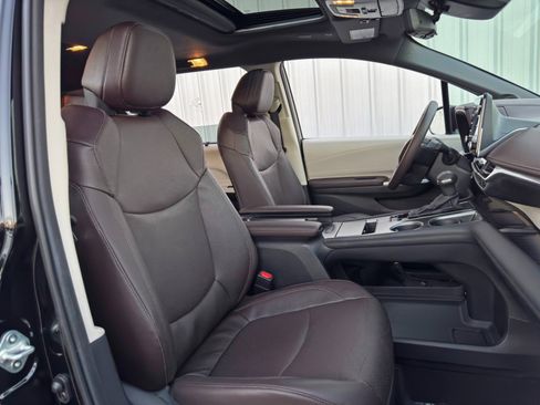 Used 2024 Toyota Sienna Platinum image 41
