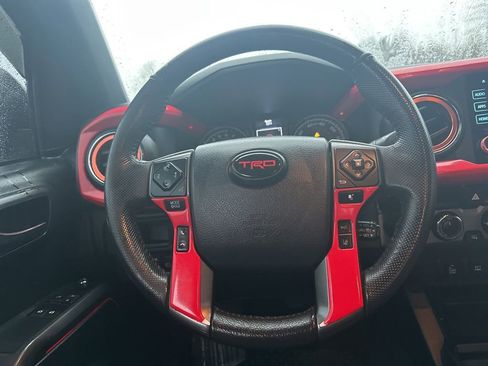 Used 2018 Toyota Tacoma TRD Sport w/ Technology Package image 16