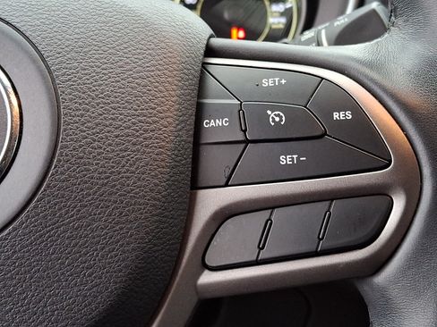 Used 2019 Jeep Cherokee Latitude Plus w/ Cold Weather Group AWD/4WD image 24