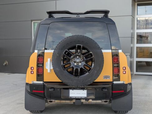 Certified 2023 Land Rover Defender 90 X-Dynamic SE image 9