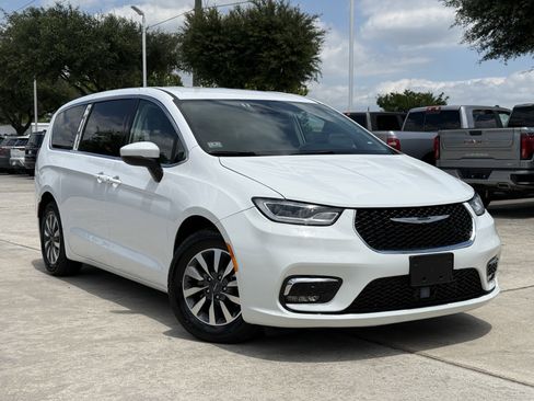 Used 2023 Chrysler Pacifica Touring-L FWD image 2