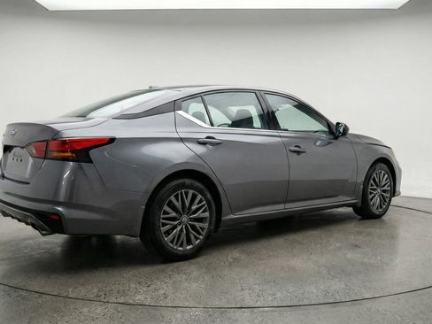 Used 2025 Nissan Altima 2.5 SV FWD image 9