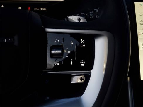 New 2025 Land Rover Range Rover SE image 18