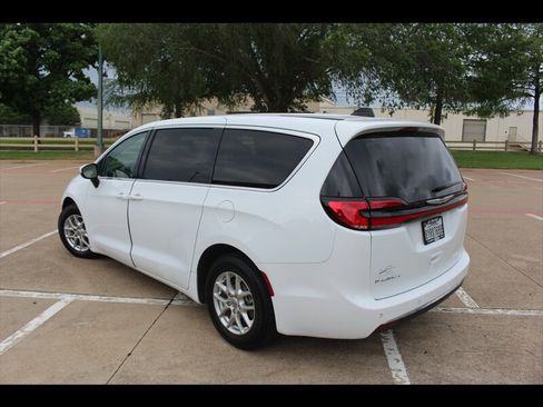 Used 2023 Chrysler Pacifica Touring-L image 3